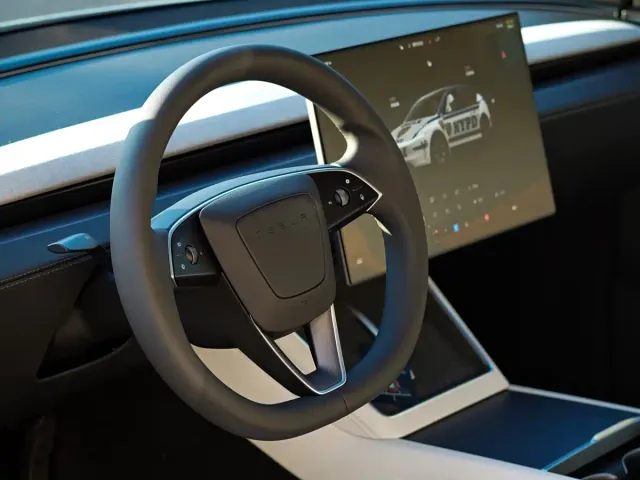 Tesla Model Y L — Фото автомобиля 9