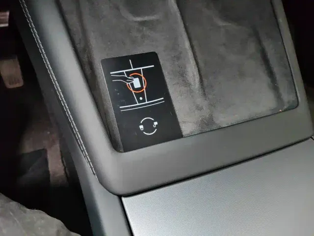 Tesla Model 3 — Фото автомобиля 8