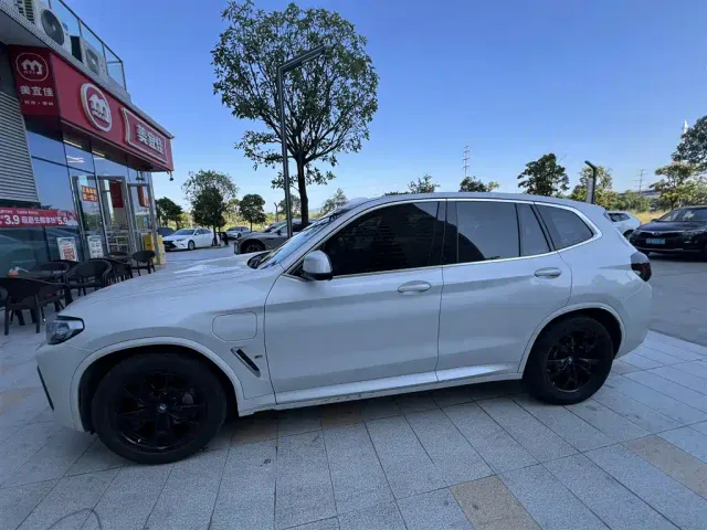 BMW iX3 — Фото автомобиля 3