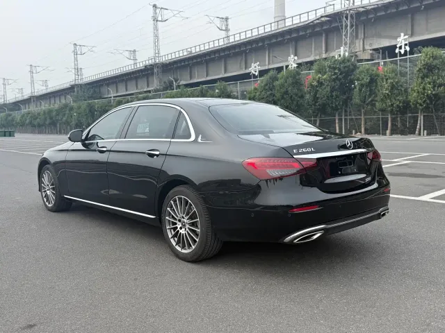 Mercedes-Benz E-Class — Фото автомобиля 4