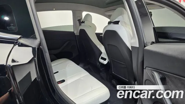 Tesla Model Y — Фото автомобиля 17