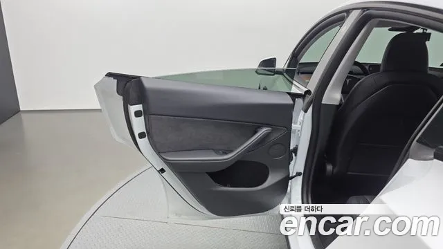 Tesla Model Y — Фото автомобиля 14
