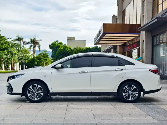 Venucia D60 EV — Фото автомобиля 4