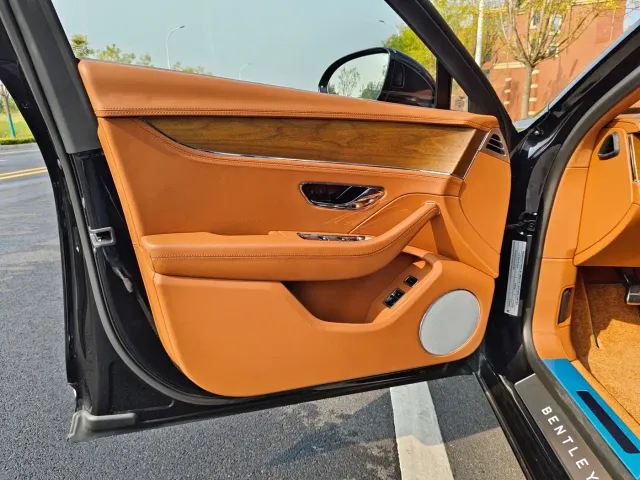 Bentley Flying Spur — Фото автомобиля 25