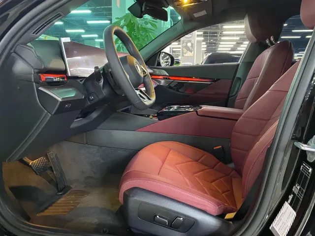 BMW BMW 5 Series 2025 530Li Leading M Sport Package — Фото автомобиля 5