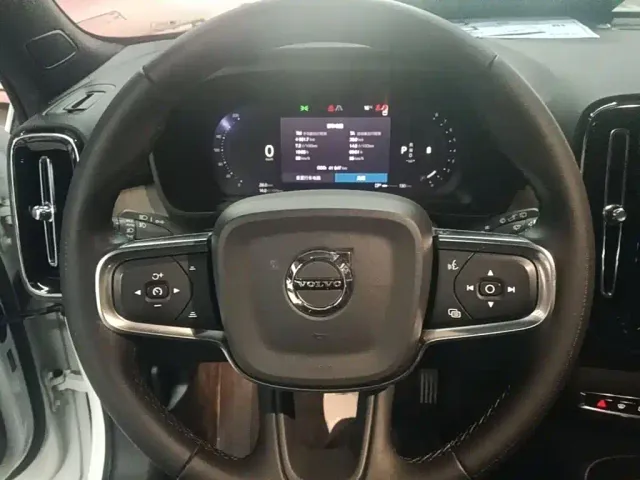Volvo XC40 — Фото автомобиля 10