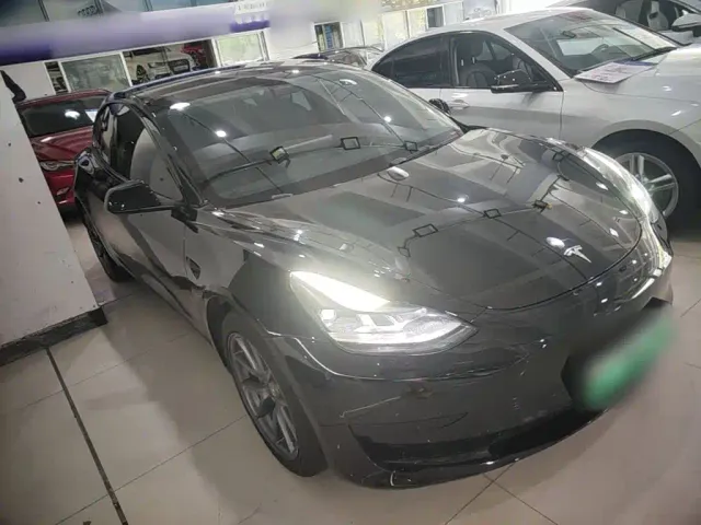 Tesla Model 3 — Фото автомобиля 3