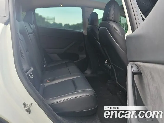 Tesla Model Y — Фото автомобиля 12