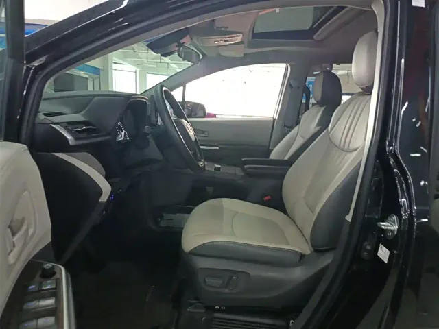 Toyota Sienna — Фото автомобиля 14