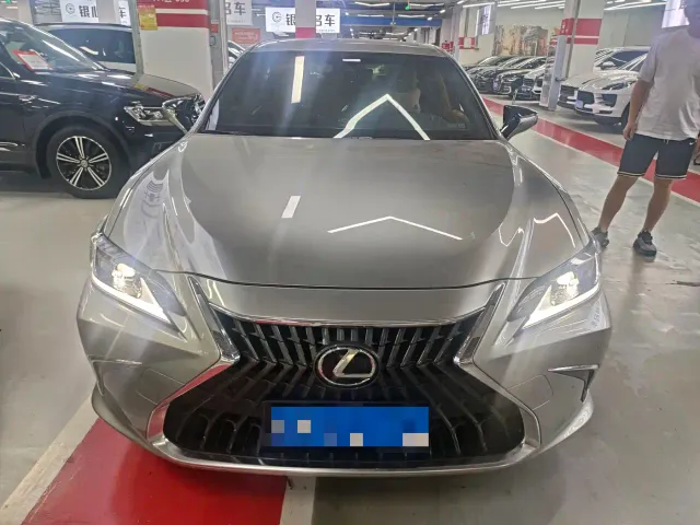 Фотография автомобиля — Lexus ES