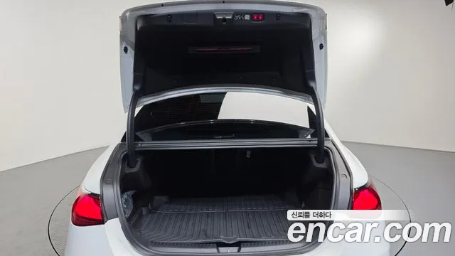 Mercedes-Benz E-Class — Фото автомобиля 19