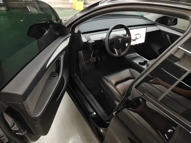 Tesla Model Y — Фото автомобиля 15