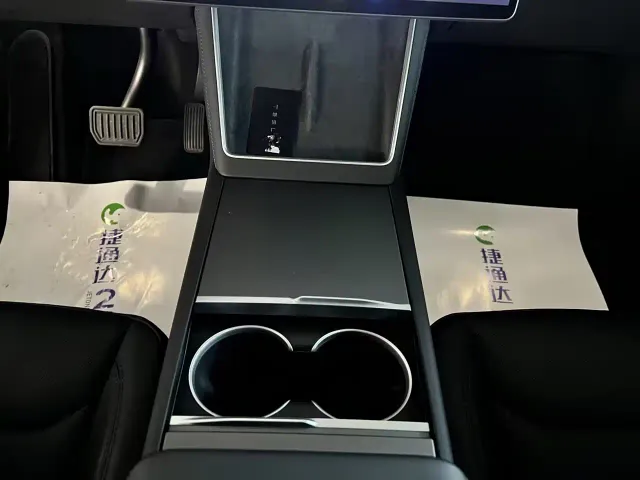 Tesla Model Y — Фото автомобиля 30