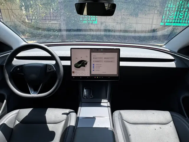 Tesla Model 3 — Фото автомобиля 6