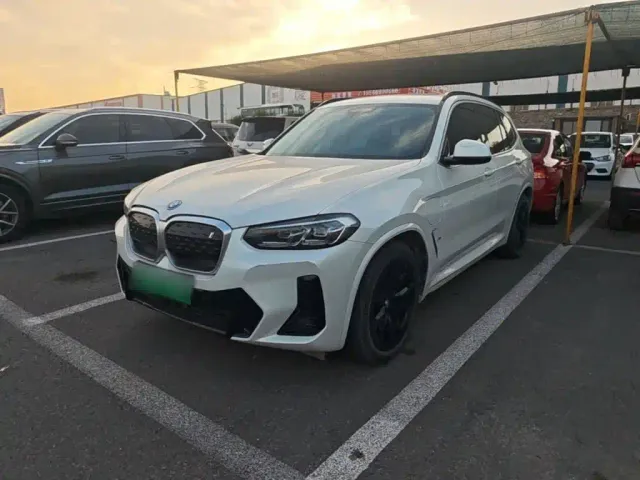 Фотография автомобиля — BMW iX3