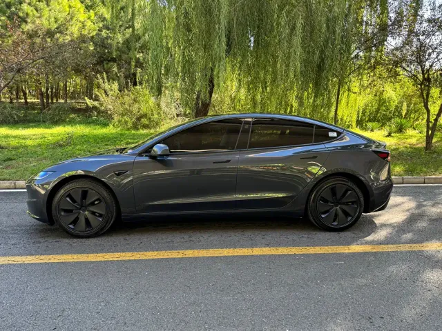 Tesla Model 3 — Фото автомобиля 4