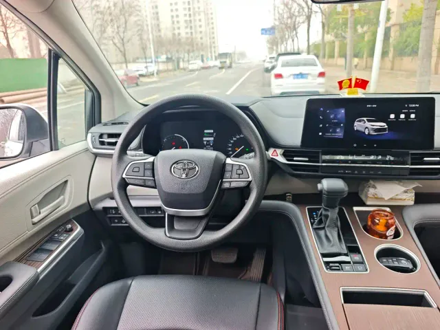 Toyota Sienna — Фото автомобиля 6