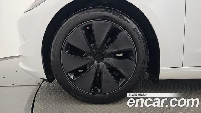 Tesla Model 3 — Фото автомобиля 5