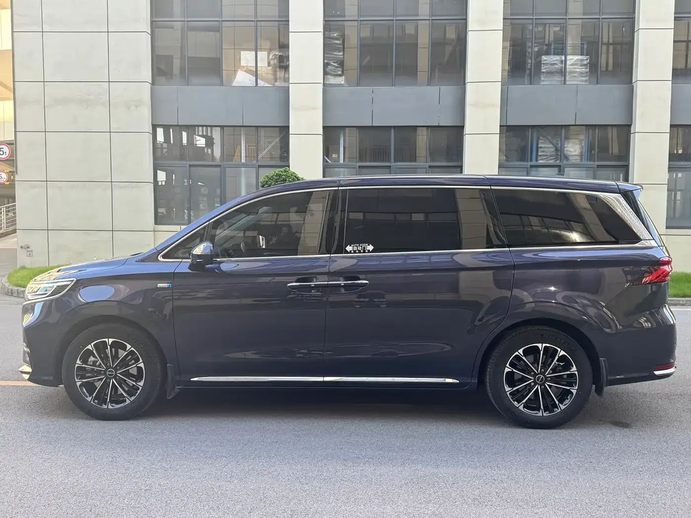 Roewe Roewe iMAX8 2022 400TGI Gathering Edition — Фото автомобиля 8