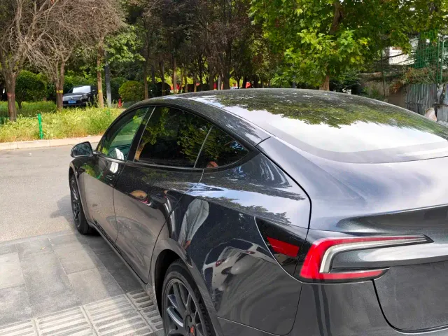 Tesla Model 3 — Фото автомобиля 8