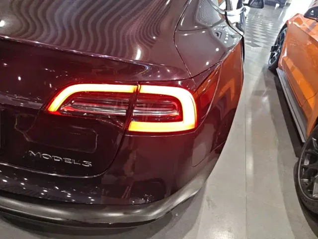 Tesla Model 3 — Фото автомобиля 7
