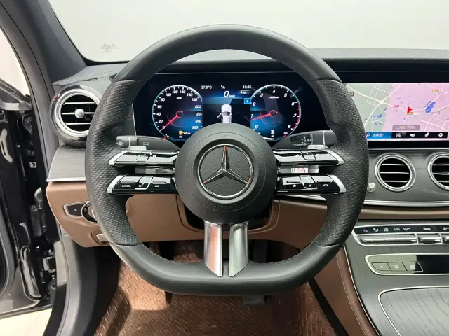 Mercedes-Benz E-Class — Фото автомобиля 12