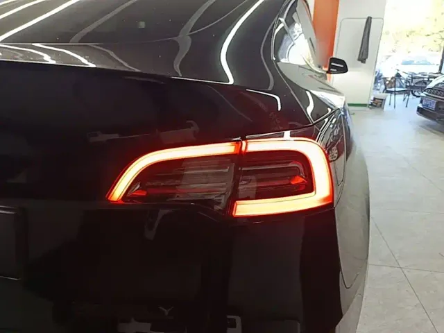 Tesla Model Y — Фото автомобиля 7