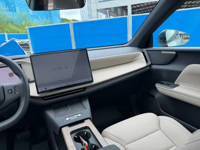 Volvo XC70 Plug-in Hybrid — Фото автомобиля 8