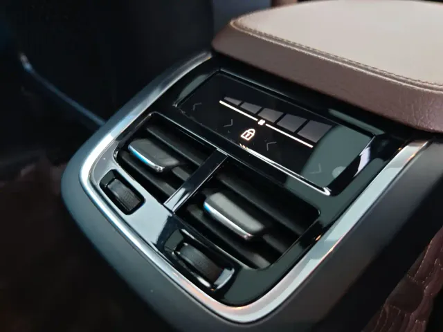Volvo XC90 — Фото автомобиля 20