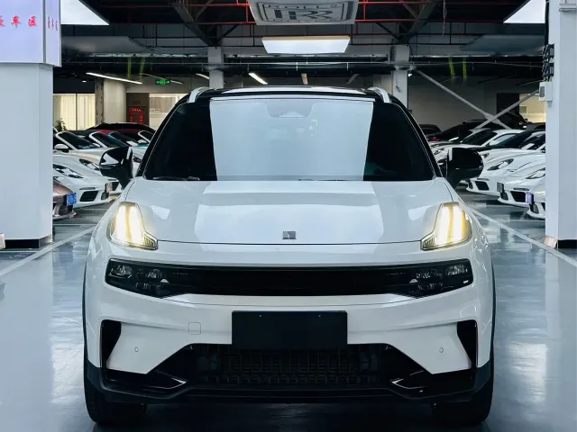 Lynk & Co 06 — Фото автомобиля 2
