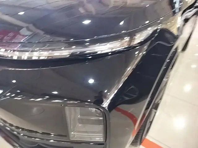Li Auto L8 — Фото автомобиля 23