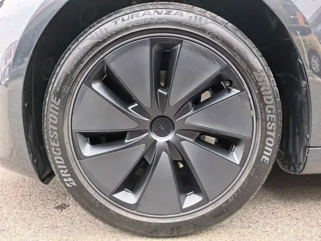 Tesla Model 3 — Фото автомобиля 16