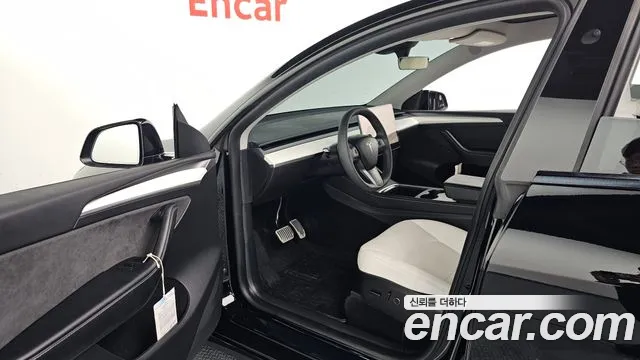 Tesla Model Y — Фото автомобиля 9