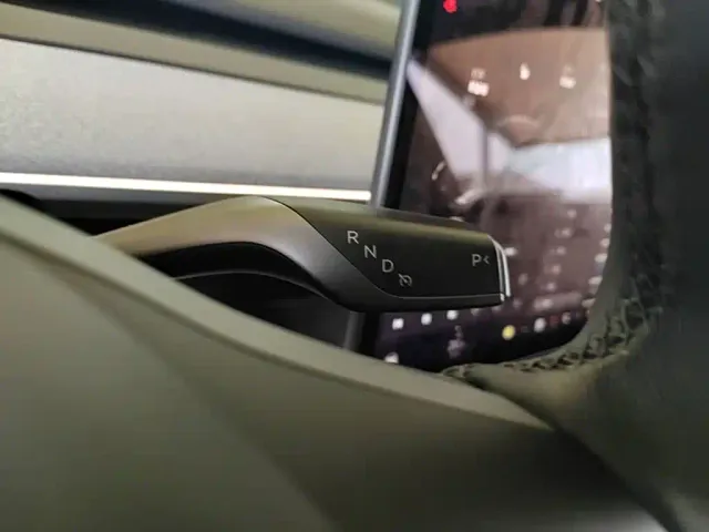 Tesla Model Y — Фото автомобиля 13