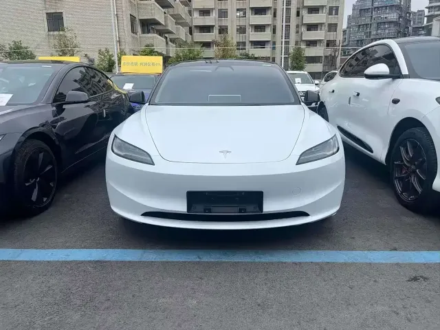 Tesla Model 3 — Фото автомобиля 2