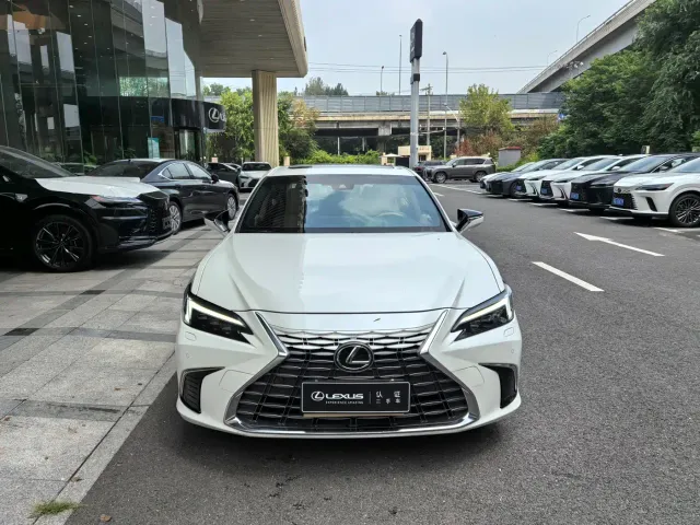 Lexus ES — Фото автомобиля 7