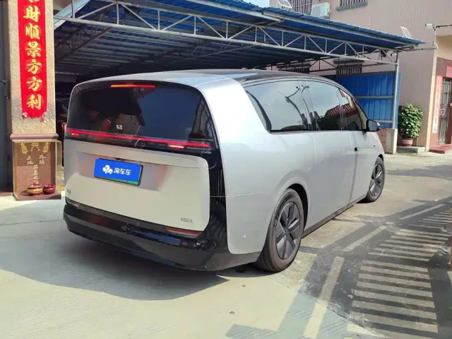 Li Auto MEGA — Фото автомобиля 3
