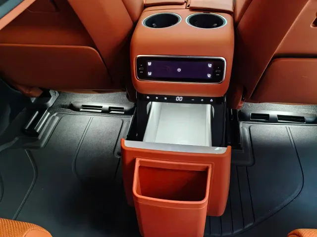 Li Auto L9 — Фото автомобиля 14