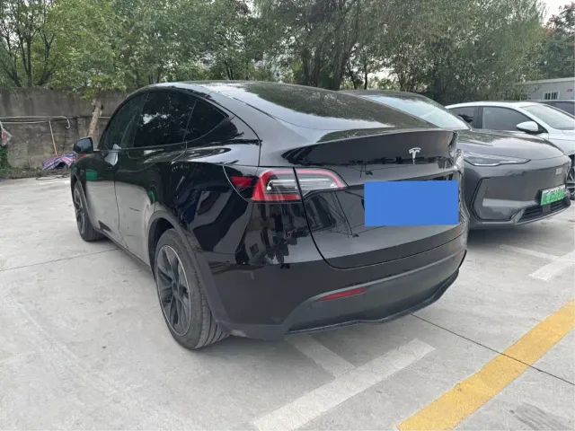 Tesla Model Y — Фото автомобиля 11