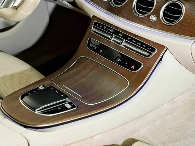 Mercedes-Benz E-Class — Фото автомобиля 18