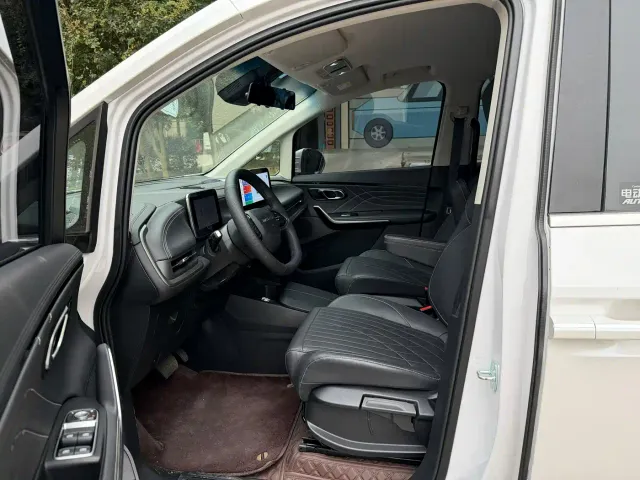 Maxus Dajia 9 — Фото автомобиля 7