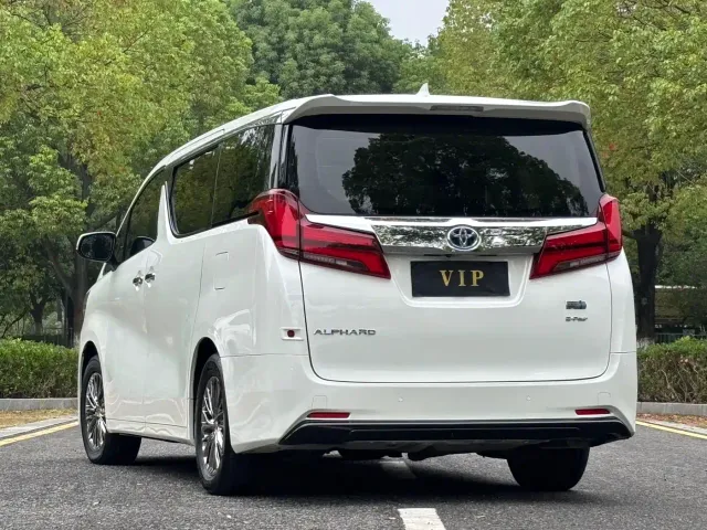 Toyota Alphard — Фото автомобиля 4