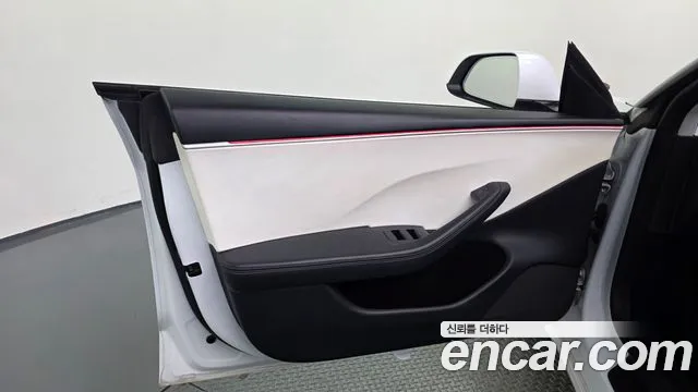 Tesla Model 3 — Фото автомобиля 21