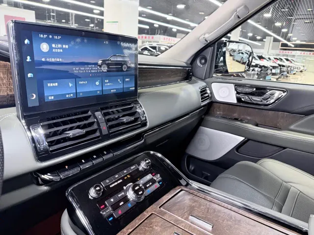 Lincoln Navigator — Фото автомобиля 4