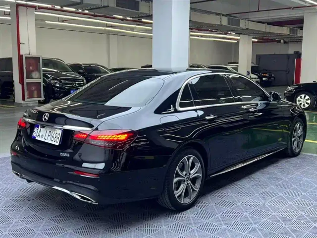 Mercedes-Benz E-Class — Фото автомобиля 4
