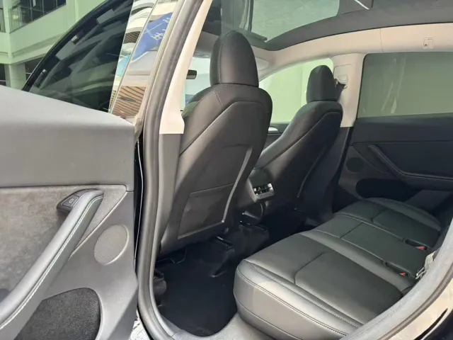 Tesla Model Y — Фото автомобиля 12