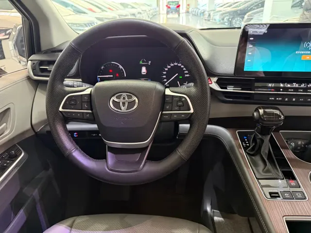 Toyota Sienna — Фото автомобиля 15