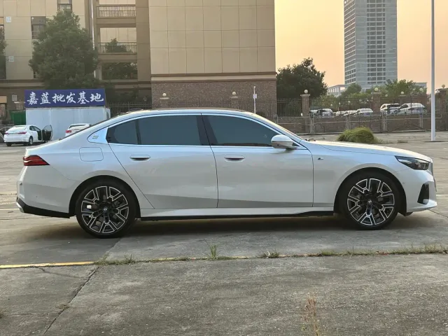 BMW 5 Series — Фото автомобиля 10