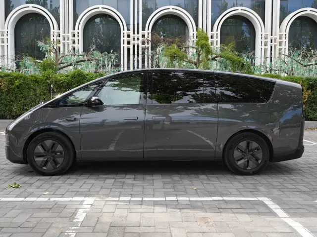 Li Auto MEGA — Фото автомобиля 8