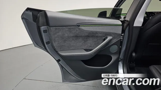 Tesla Model Y — Фото автомобиля 14
